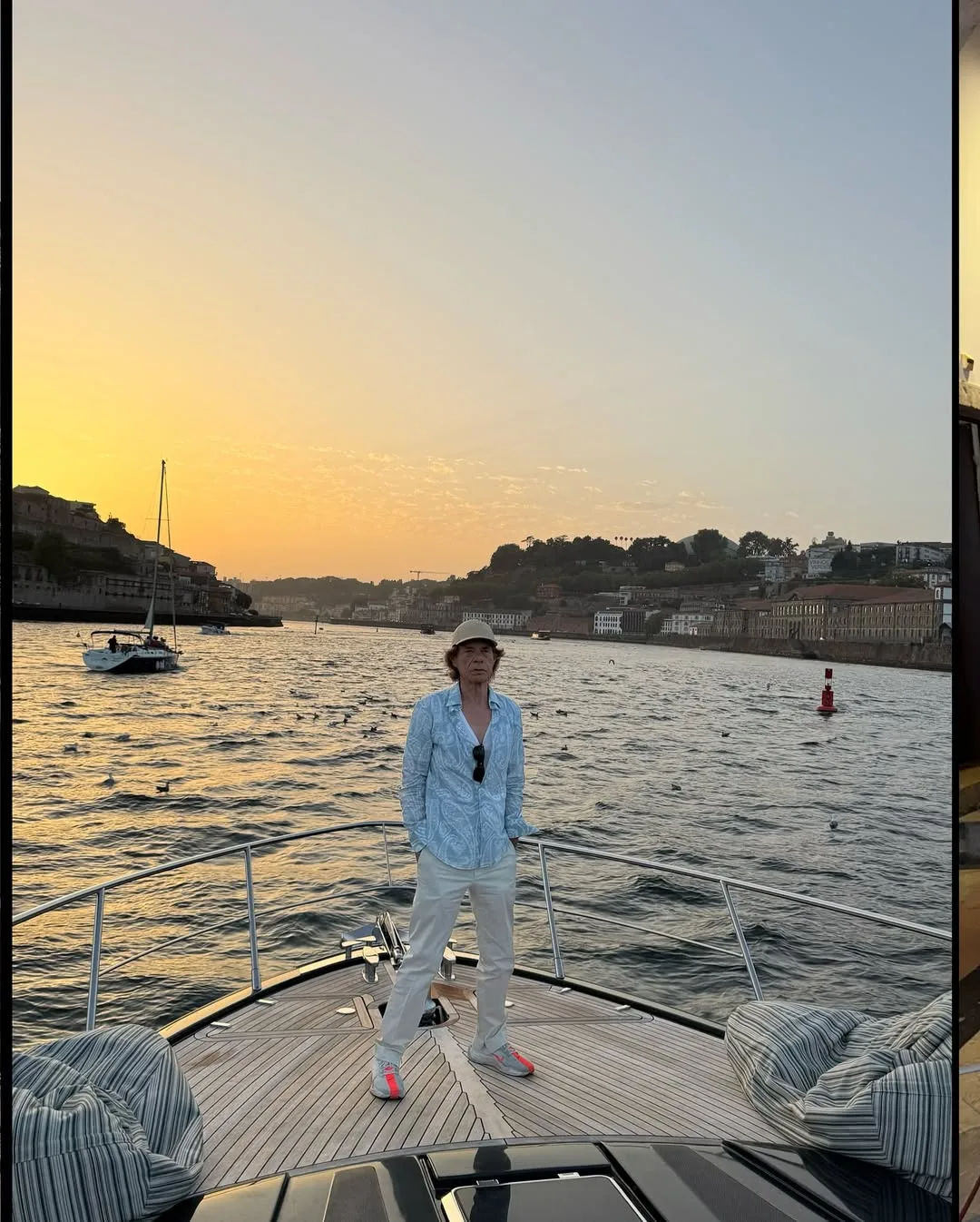 Mick Jagger durante passeio de barco pelo rio Douro/ Crédito: Instagram