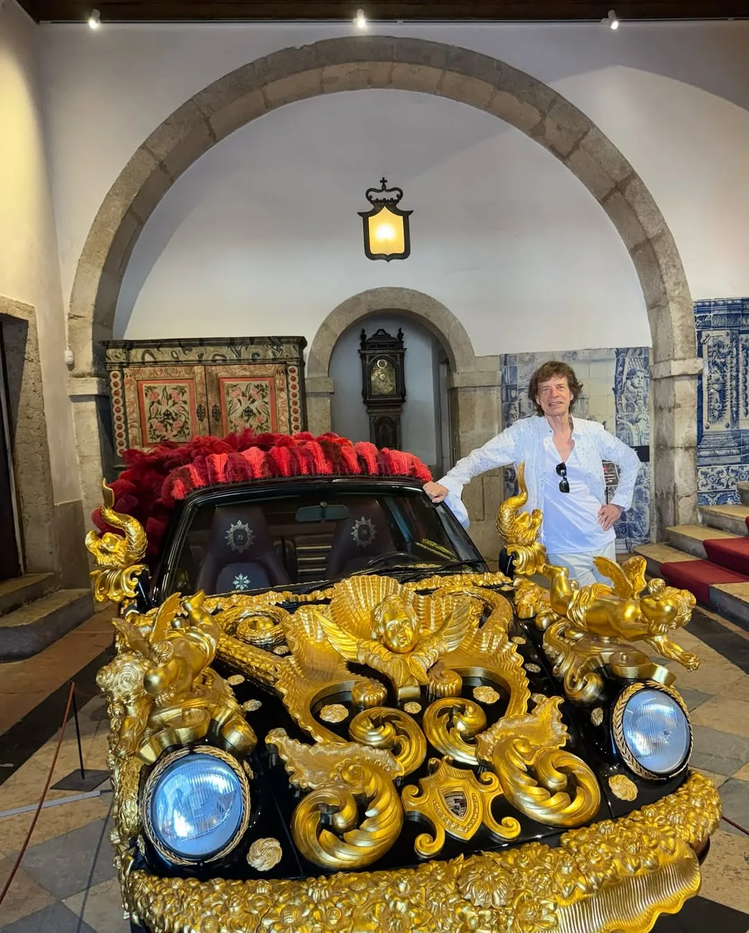 Mick Jagger visitou o Museu de Artes Decorativas Portuguesas, onde posou ao lado de uma obra de Joana Vasconcelos/ Crédito: Instagram