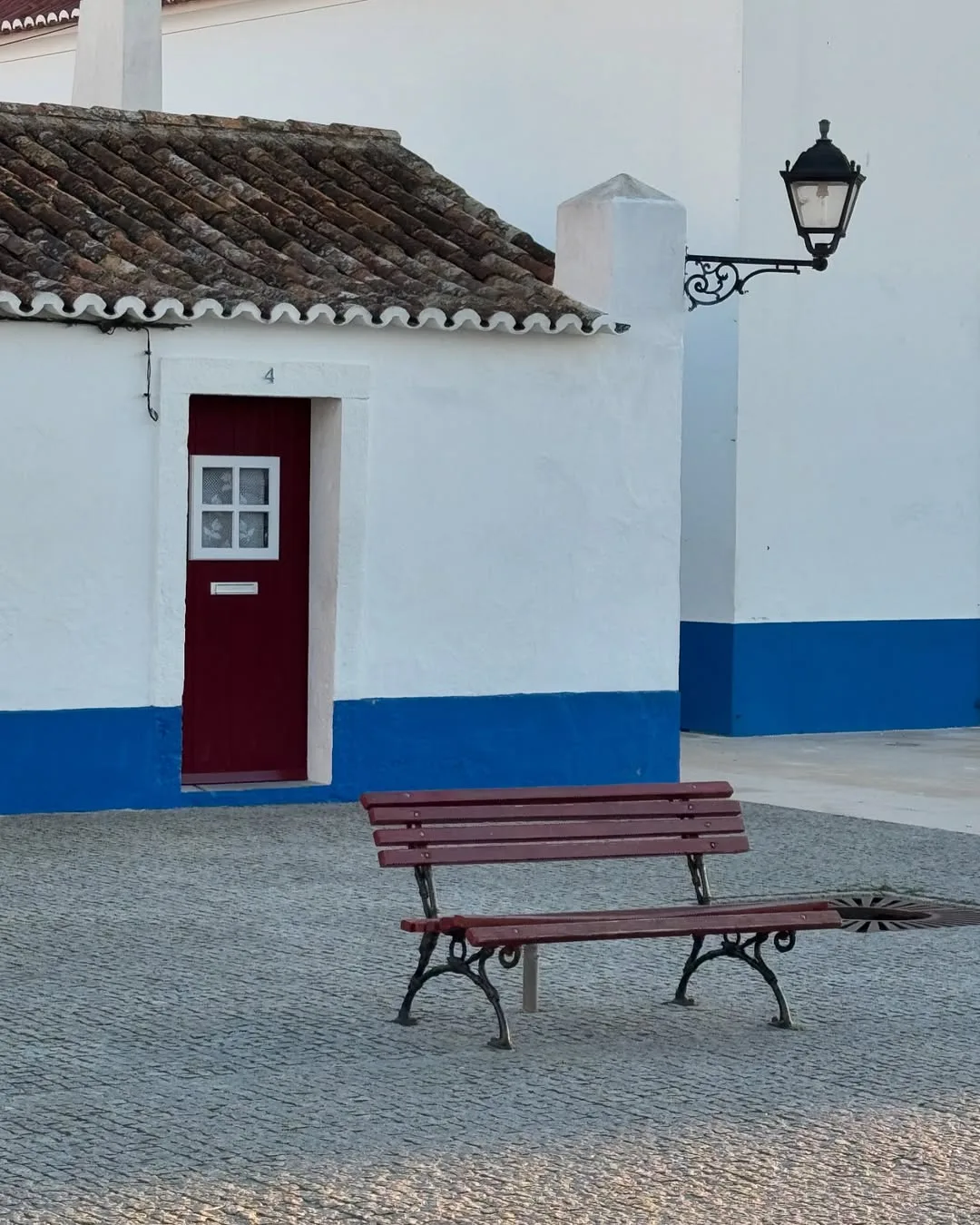 As casinhas brancas com detalhes em azul são a marca registrada de Porto Covo/ Crédito: Reprodução Instagram Porto Covo Lovers