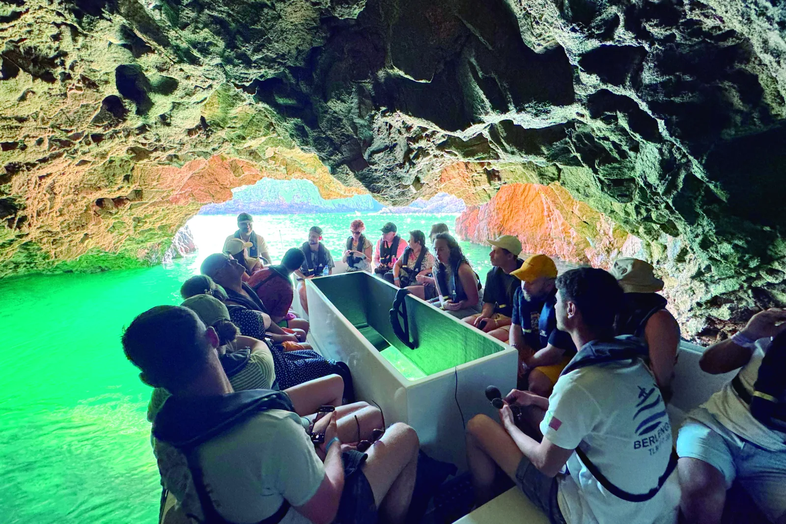 O passeio de barco pelas grutas está entre as atividades mais procuradas.
