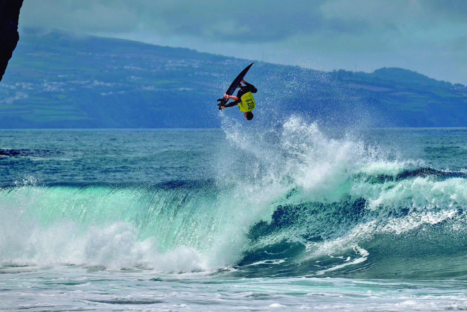 O surfista brasileiro Halley Batista mora em Portugal há uma década. Crédito: Arquivo pessoal.