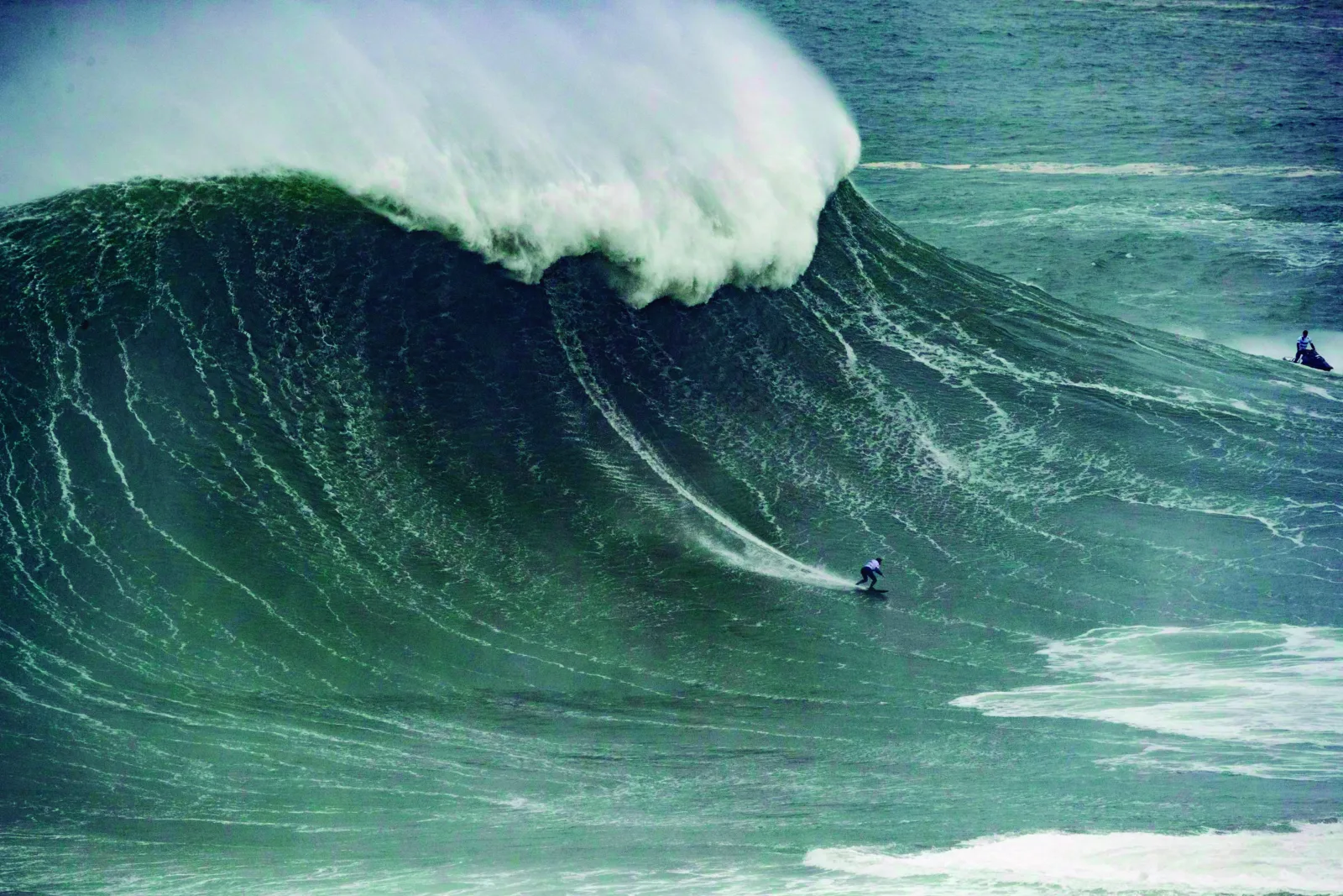 A carioca Maya Gabeira, 37 anos, é uma lenda da Praia do Norte, em Nazaré, uma das que ostenta as maiores ondas do mundo. 