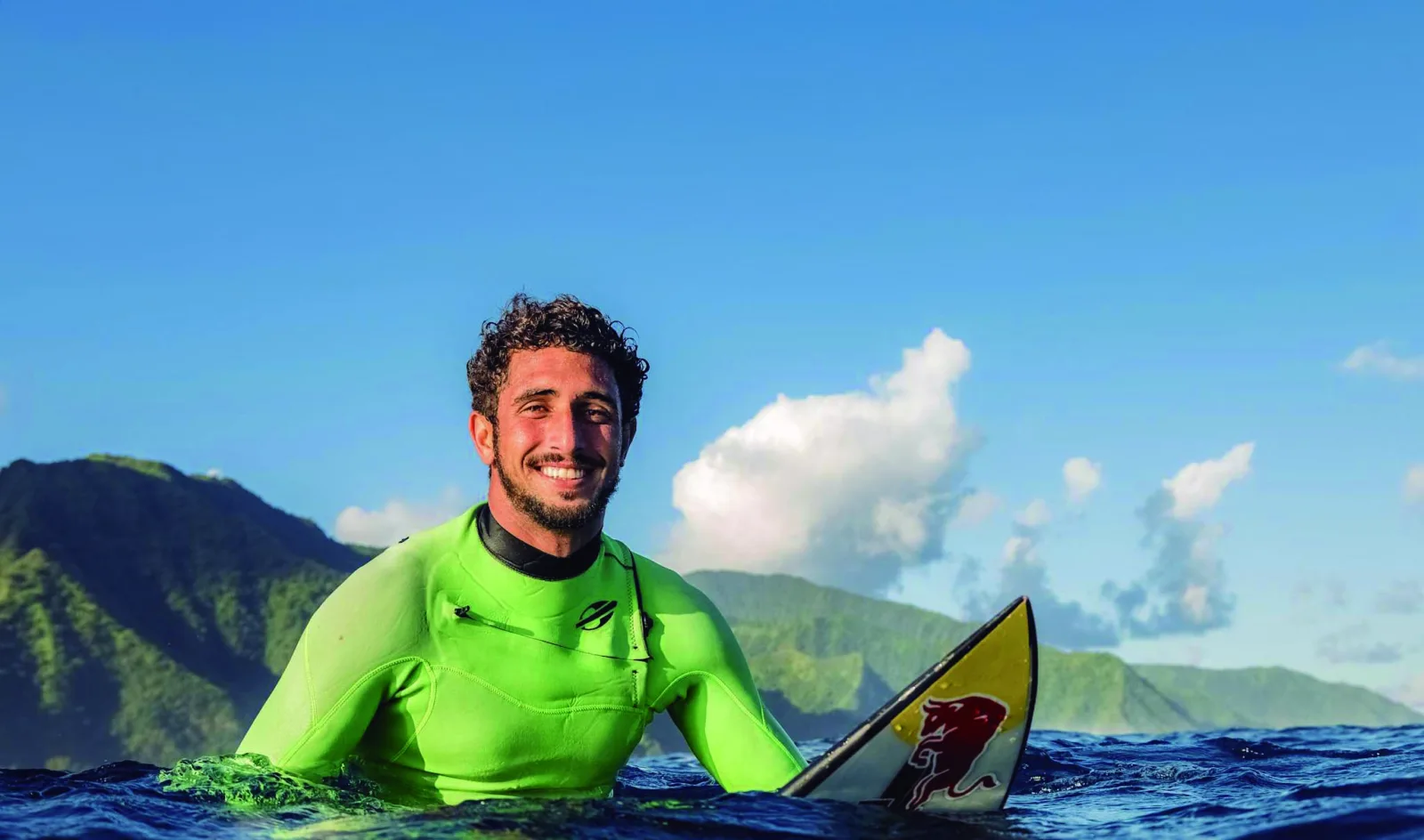 Apaixonado por Portugal, Lucas Chumbo é recordista em Nazaré e também na Nazaré brasileira: surfou uma onda de 14,82 metros, na Laje da Jagua, em Santa Catarina. 