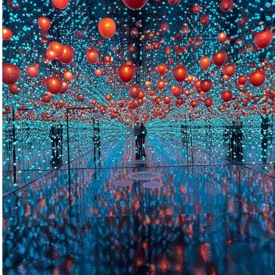 Ah Amália – Living Experience: sala das cerejas, em homenagem à célebre frase da cantora "Nasci no tempo das cerejas". Crédito: Reprodução/Instagram