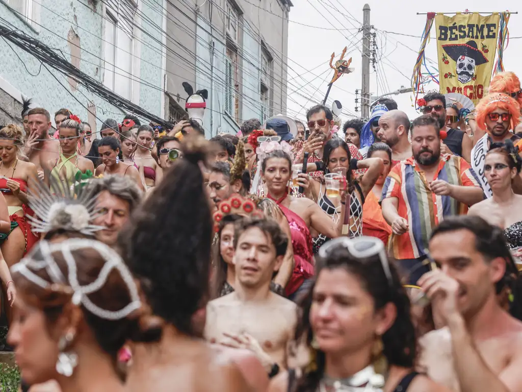 Bloco latino tradicional do Rio, Bésame Mucho, desce ladeira do morro da Providência, no centro da cidade, com o tema da imigração e a revolta contra as sanções e perseguições impostas pelos Estados Unidos. Foto: Tânia Rêgo/Agência Brasil