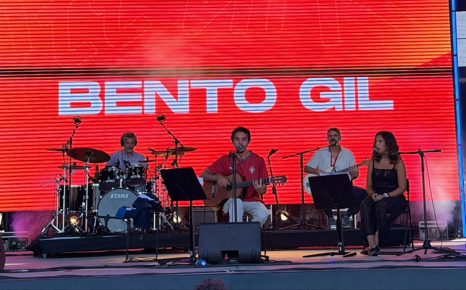 Bento e Flor durante show. Crédito: Jordan Alves