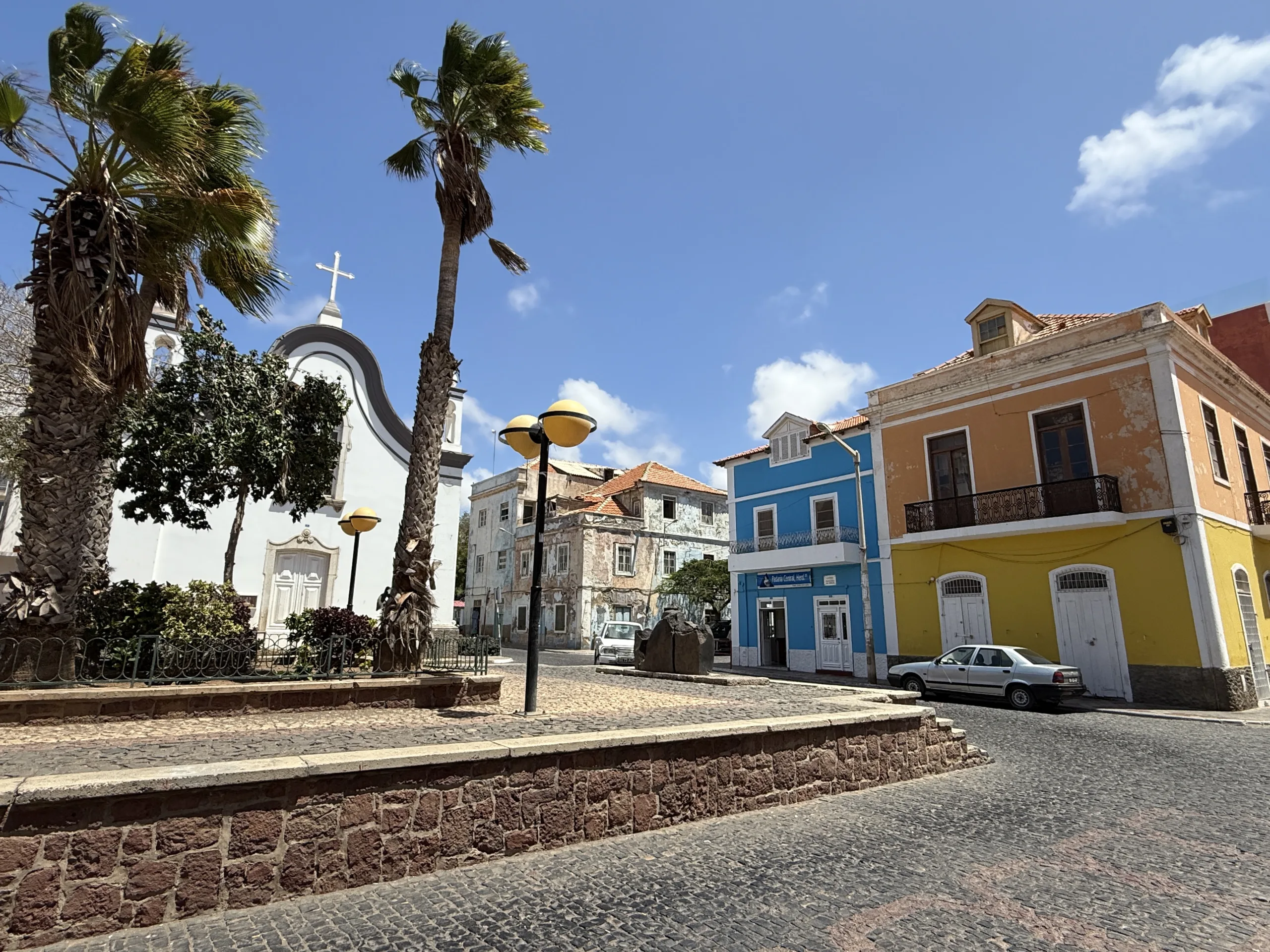 Ruas de mindelo com casarões coloniais. Crédito: Renata Telles