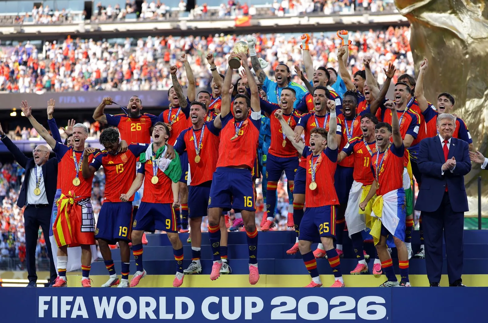Seleção espanhola comemora o título. Crédito: Agência Lusa