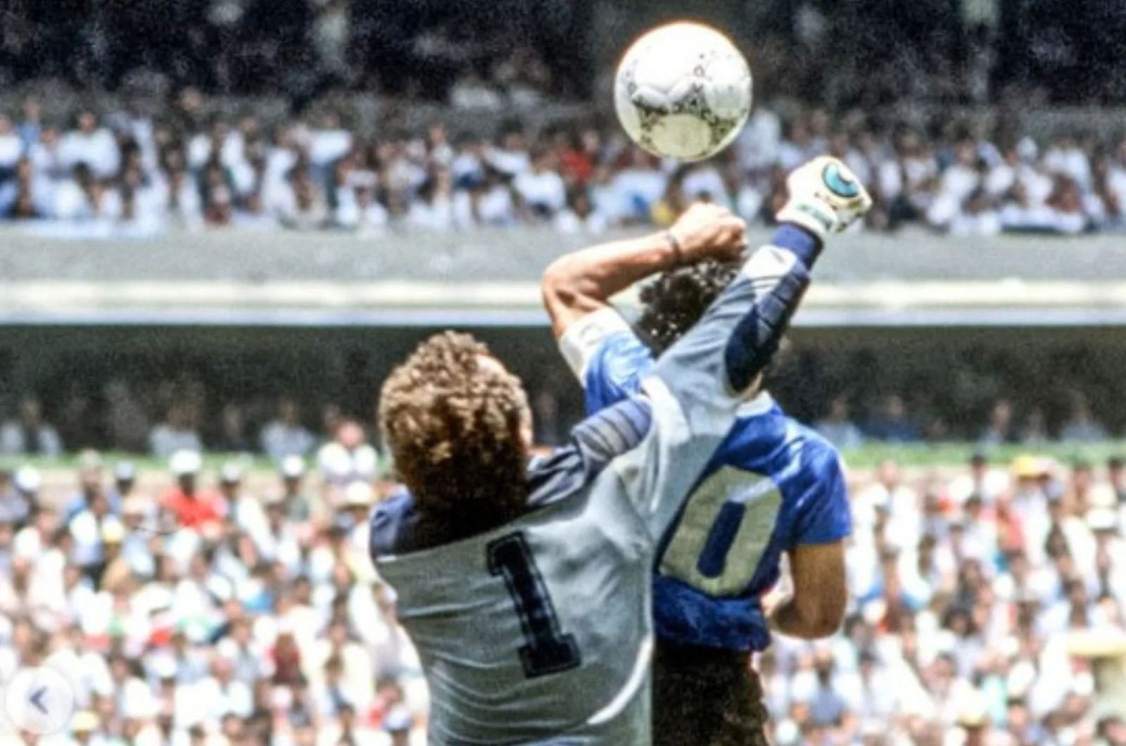 Maradona usa a mão para vencer o goleiro inglês Peter Shilton no primeiro gol da vitória argentina sobre a Inglaterra na Copa do México, em 1986 Crédito: Reprodução Instagram