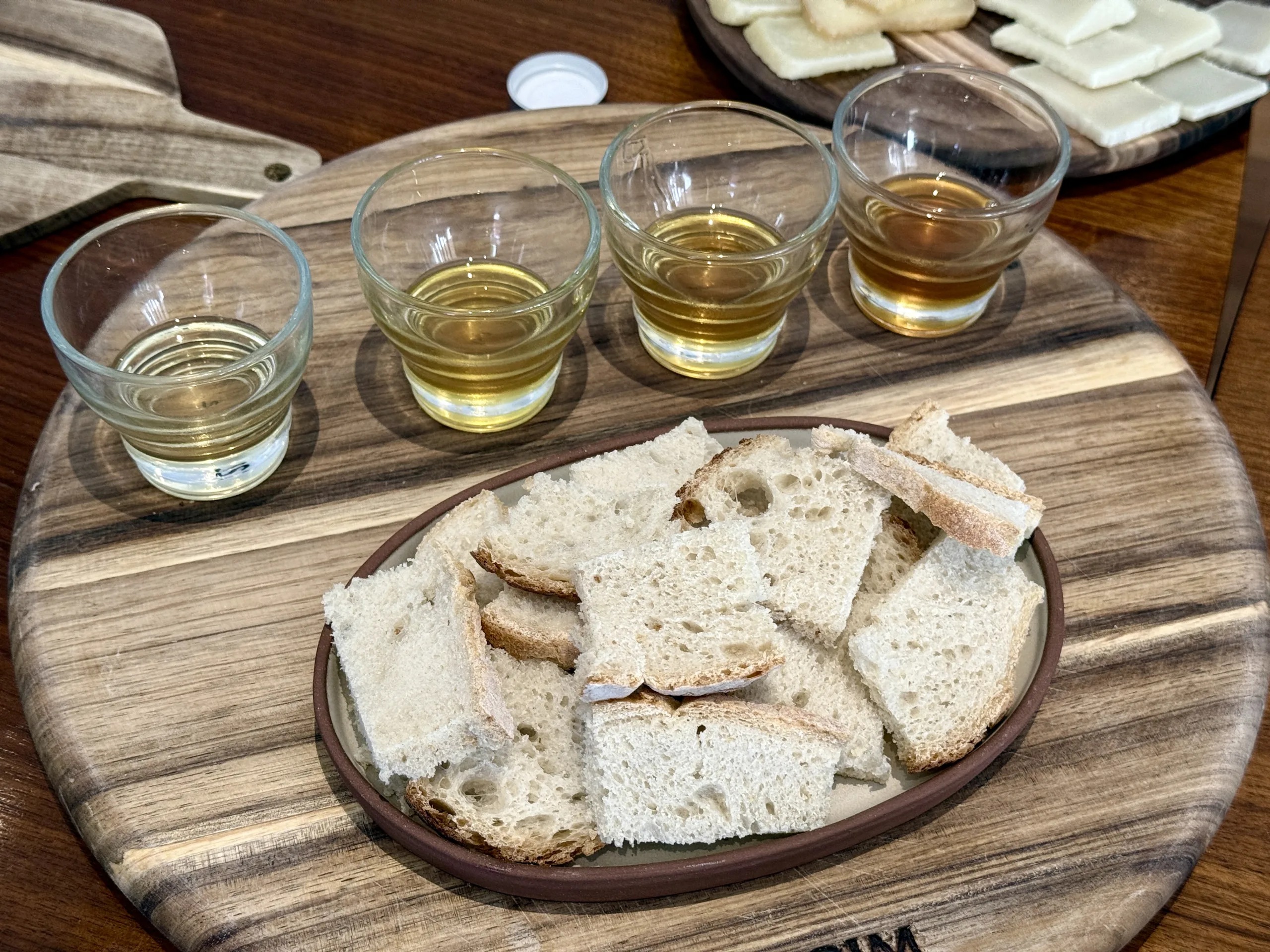 No Alentejo, é possível viver um dia de apicultor com prova às cegas de mel e experiência à mesa. Crédito: Renata Telles